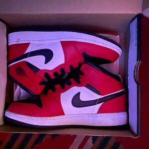 Jordan 1 mid women’s
